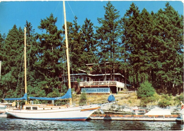 Postcard of Mañana Lodge with unknown vessel. Undated: circa 1970s.