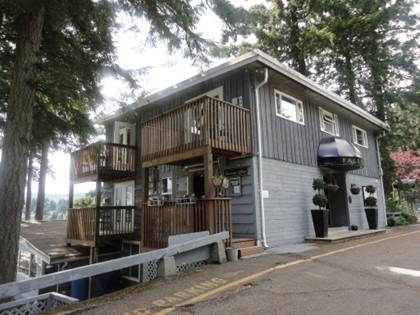 Entrance to the Page Point Inn. Photo:Britishcolumbiahotels.net